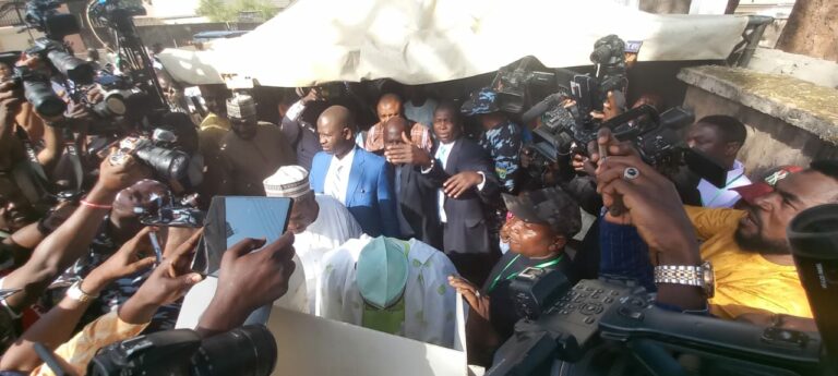 #Nigeriadecides: Atiku casts votes in Adamawa